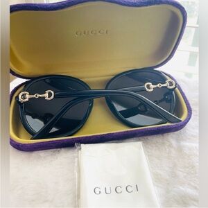 NWOT Gucci Black Oval Sunglasses & Case - Black Gray